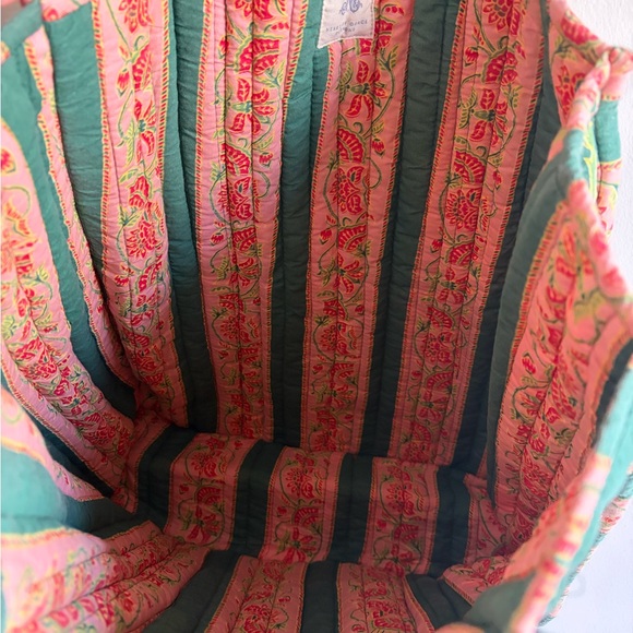 Quilted Green Floral Tote Bag - Stylish Everyday Carry - Picture 5 of 7